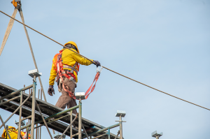 Pessoa fazendo a segurança do trabalho